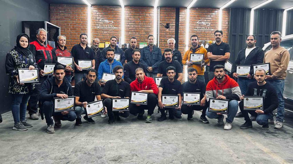 کارآموزان دوره دیتیلینگ خودرو مدرسه بیابانی